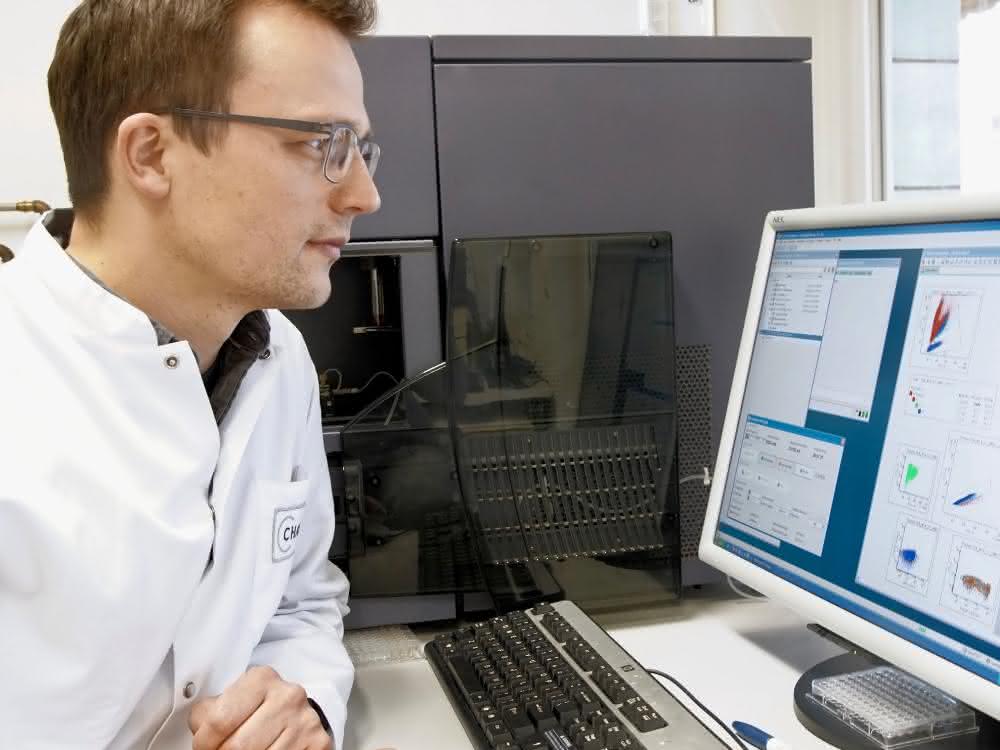Dr. Nicola Wilck vom Experimental and Clinical Research Center bei der Arbeit am Laborcomputer.