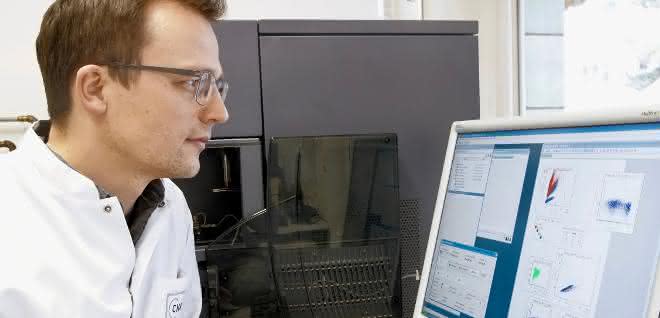 Dr. Nicola Wilck vom Experimental and Clinical Research Center bei der Arbeit am Laborcomputer.