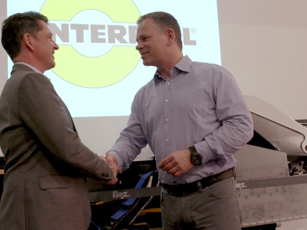 Besiegeln die Verlängerung: Interrolls Jens Karolyi (l.) und Frédéric Vasseur, Sauber.