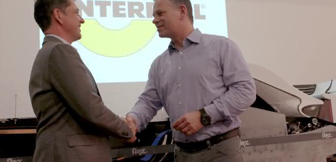 Sealing the extension: Interroll's Jens Karolyi (l.) and Frédéric Vasseur, Sauber.