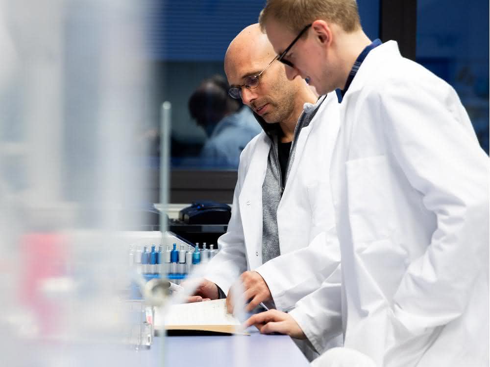 Professor Heinz Koeppl (li.) und sein wissenschaftlicher Mitarbeiter Jascha Diemer.