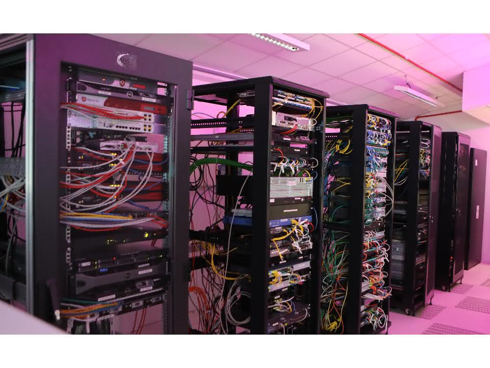 Undokumentierte und unzureichend geschützte Direktverbindungen zum Internet sind ein grundlegendes Sicherheitsrisiko Schrank