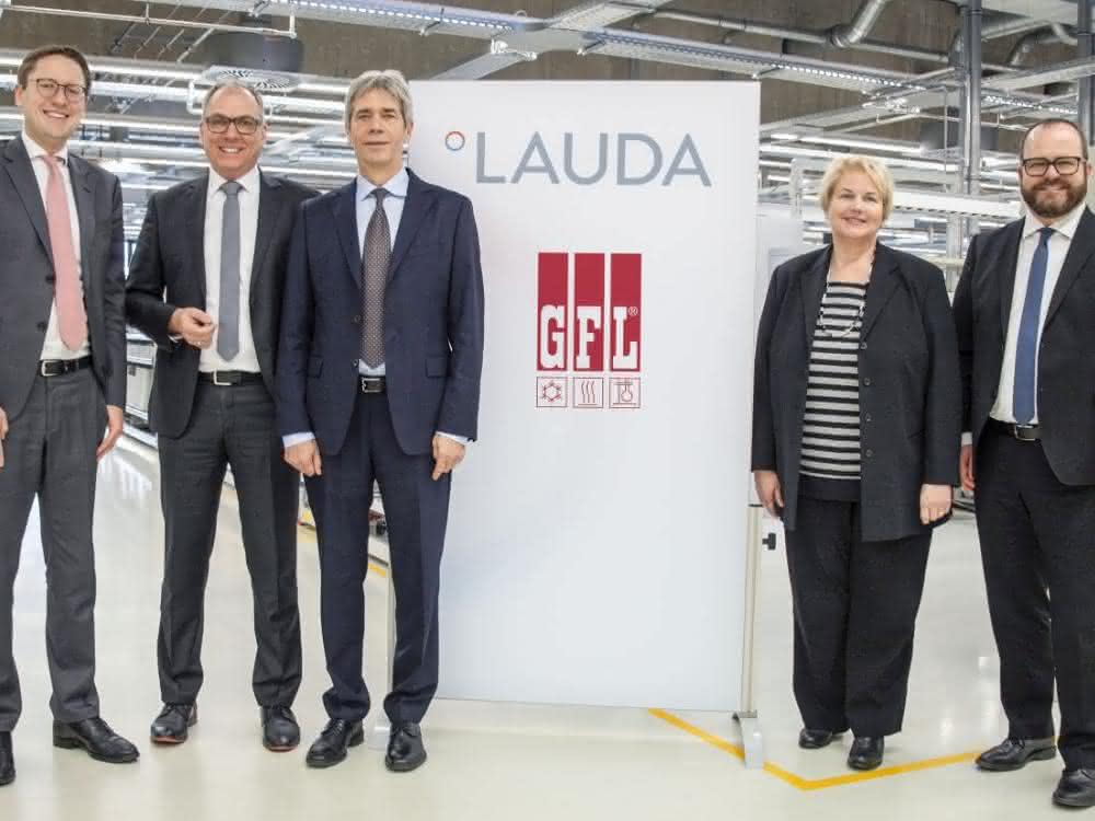 Erfolgreiche Vertragsunterzeichnung: Der Geschäftsführende Gesellschafter von Lauda, Dr. Gunther Wobser, die Geschäftsführenden Gesellschafter von GFL, Ulrike Mischel und Dieter Bubel, sowie die Geschäftsführer von Lauda, Dr. Marc Stricker und Dr. Mario Englert (von rechts). Erfolgreiche Vertragsunterzeichnung: Der Geschäftsführende Gesellschafter von Lauda, Dr. Gunther Wobser, die Geschäftsführenden Gesellschafter von GFL, Ulrike Mischel und Dieter Bubel, sowie die Geschäftsführer von Lauda, Dr. Marc Stricker und Dr. Mario Englert (von rechts).