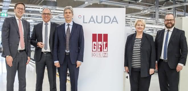 Erfolgreiche Vertragsunterzeichnung: Der Geschäftsführende Gesellschafter von Lauda, Dr. Gunther Wobser, die Geschäftsführenden Gesellschafter von GFL, Ulrike Mischel und Dieter Bubel, sowie die Geschäftsführer von Lauda, Dr. Marc Stricker und Dr. Mario Englert (von rechts). Erfolgreiche Vertragsunterzeichnung: Der Geschäftsführende Gesellschafter von Lauda, Dr. Gunther Wobser, die Geschäftsführenden Gesellschafter von GFL, Ulrike Mischel und Dieter Bubel, sowie die Geschäftsführer von Lauda, Dr. Marc Stricker und Dr. Mario Englert (von rechts).