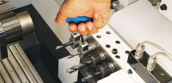 Hydraulic expansion chuck for sliding headstock lathes