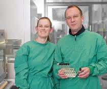 Anna Burrichter und Dr. Daniel Schleheck im Labor.