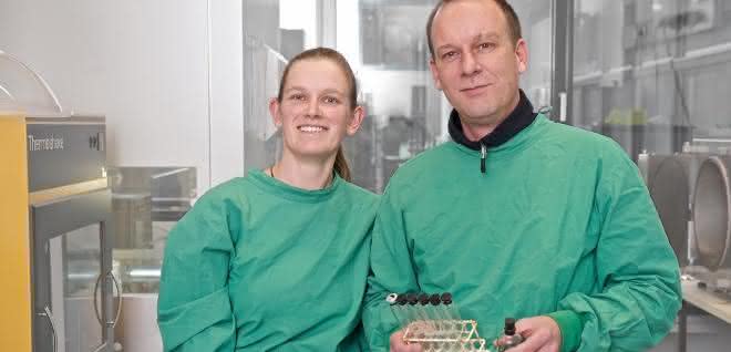 Anna Burrichter und Dr. Daniel Schleheck im Labor.