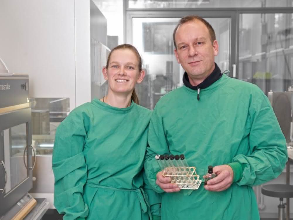 Anna Burrichter und Dr. Daniel Schleheck im Labor.