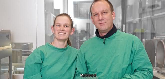 Anna Burrichter und Dr. Daniel Schleheck im Labor.