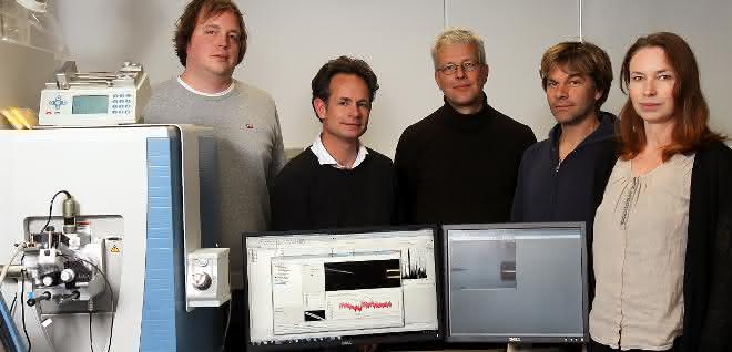 Gruppenbild mit Großgerät für die Massenspektrometrie