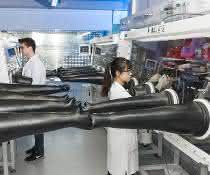 Forschende am HIU montieren Magnesiumbatterien unter Argon-Schutzgas. Forschende am HIU montieren Magnesiumbatterien unter Argon-Schutzgas.