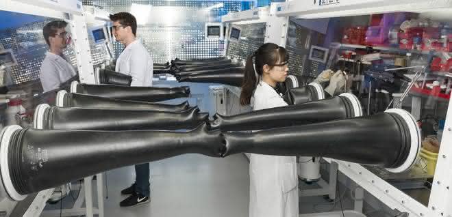 Forschende am HIU montieren Magnesiumbatterien unter Argon-Schutzgas. Forschende am HIU montieren Magnesiumbatterien unter Argon-Schutzgas.