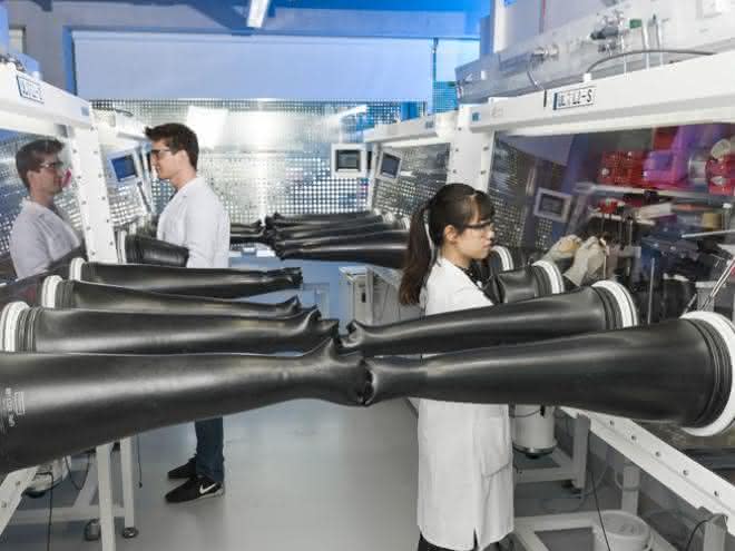 Forschende am HIU montieren Magnesiumbatterien unter Argon-Schutzgas. Forschende am HIU montieren Magnesiumbatterien unter Argon-Schutzgas.