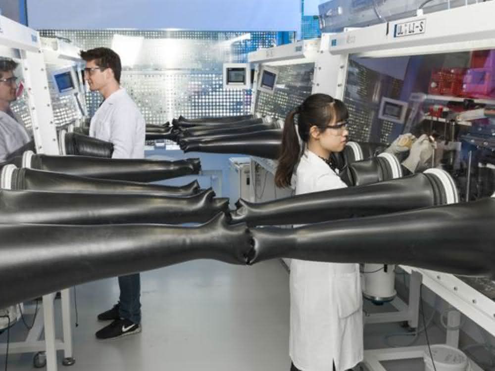 Forschende am HIU montieren Magnesiumbatterien unter Argon-Schutzgas. Forschende am HIU montieren Magnesiumbatterien unter Argon-Schutzgas.