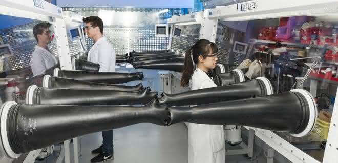 Forschende am HIU montieren Magnesiumbatterien unter Argon-Schutzgas.