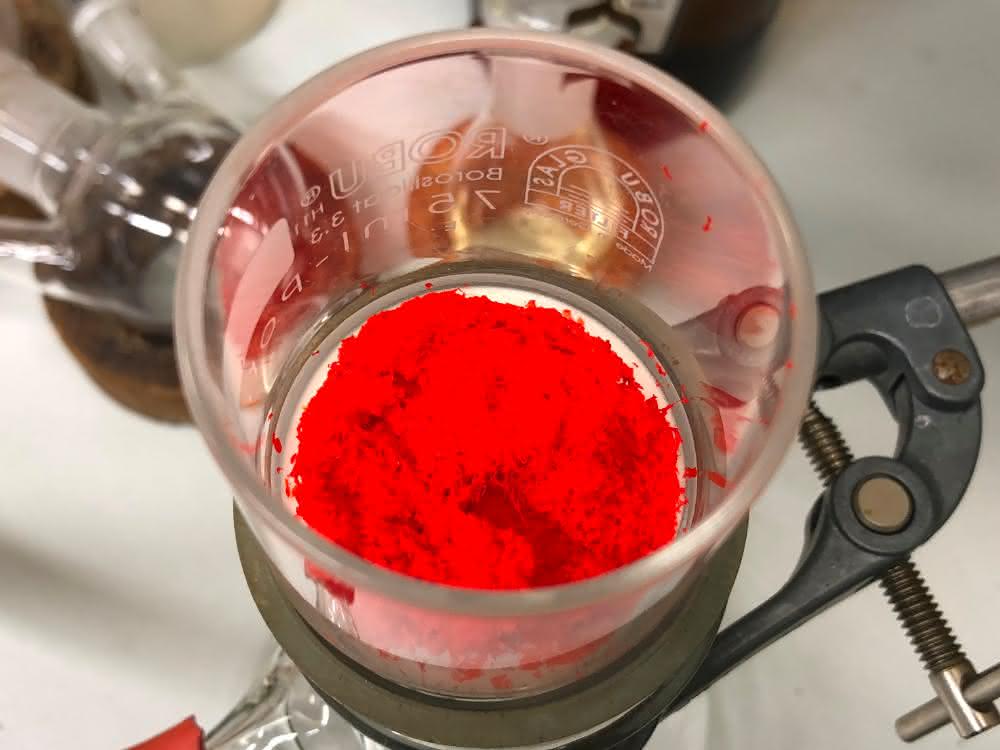 Rote Polymere nach dem ersten Aufreinigungsschritt. Rote Polymere nach dem ersten Aufreinigungsschritt.