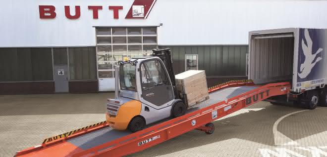 Loading ramp for loading and unloading trucks and containers Loading ramp for loading and unloading trucks and containers