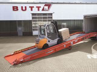 Loading ramp for loading and unloading trucks and containers