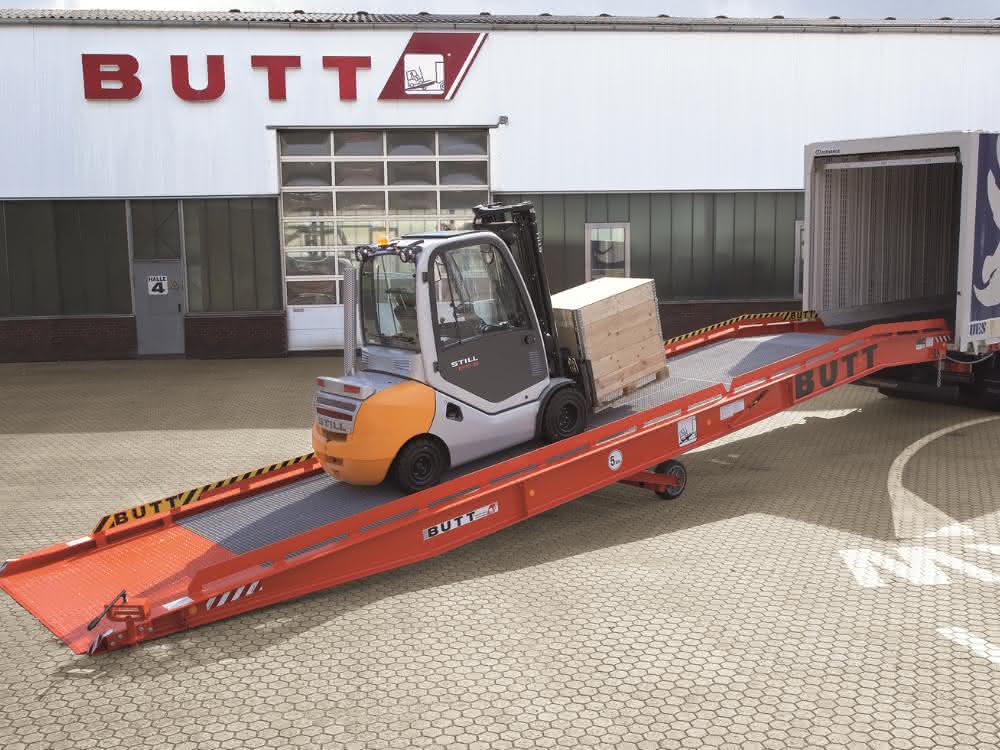 Loading ramp for loading and unloading trucks and containers