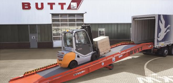 Loading ramp for loading and unloading trucks and containers