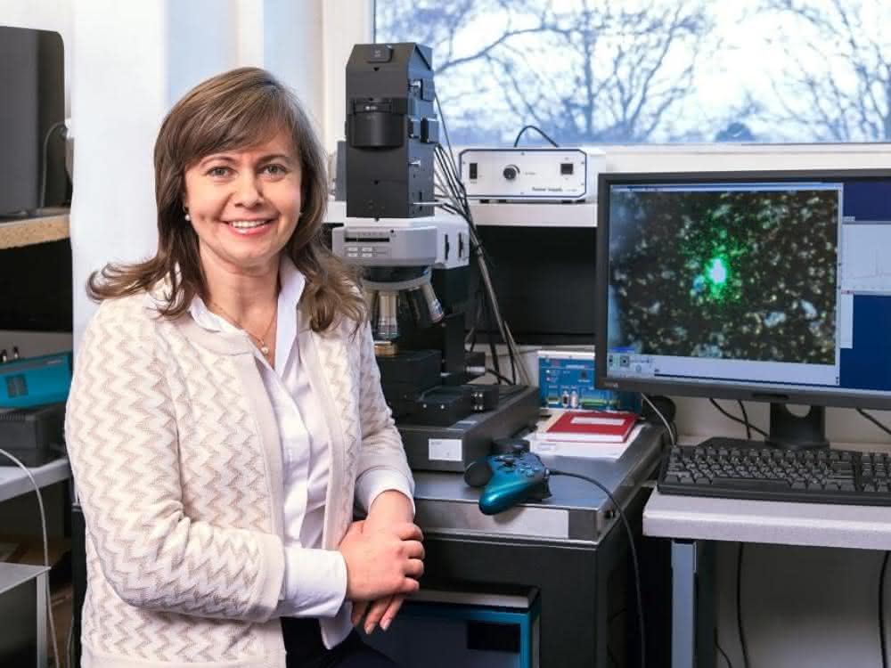 Dr. Natalia P. Ivleva mit ihrem Raman-Mikroskop Dr. Natalia P. Ivleva mit ihrem Raman-Mikroskop