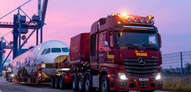 Spectacular Airbus transport with the Actros
