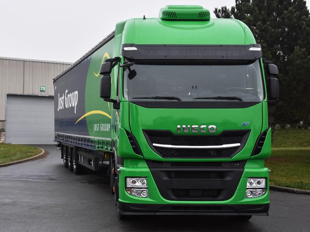 LNG-Fahrzeuge: Iveco übergibt 30 Stralis an Jost Gruppe
