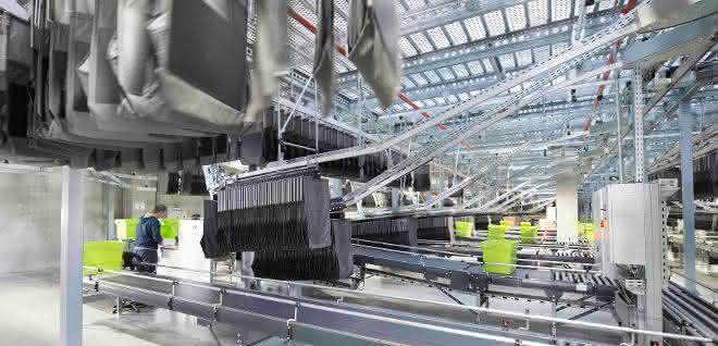 Dematic presents its pocket sorting system live.