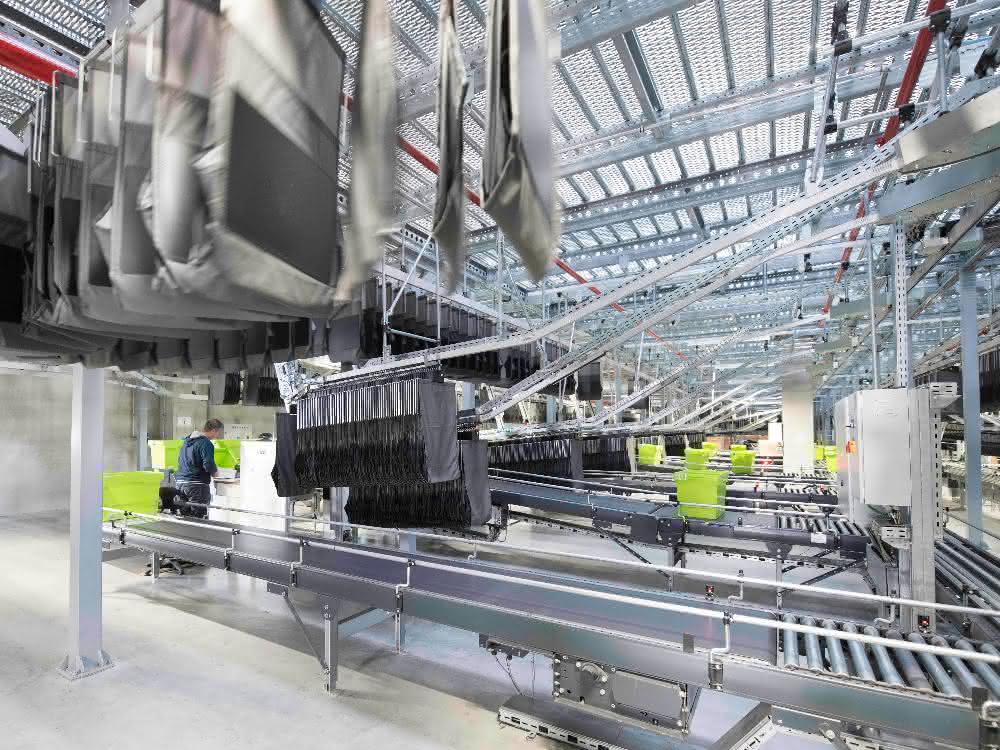 Dematic presents its pocket sorting system live.