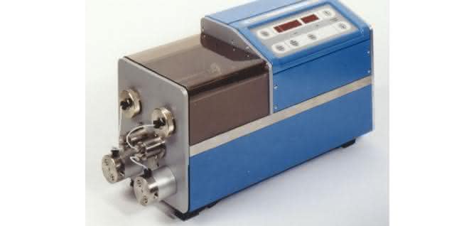 Precision micro double piston pump