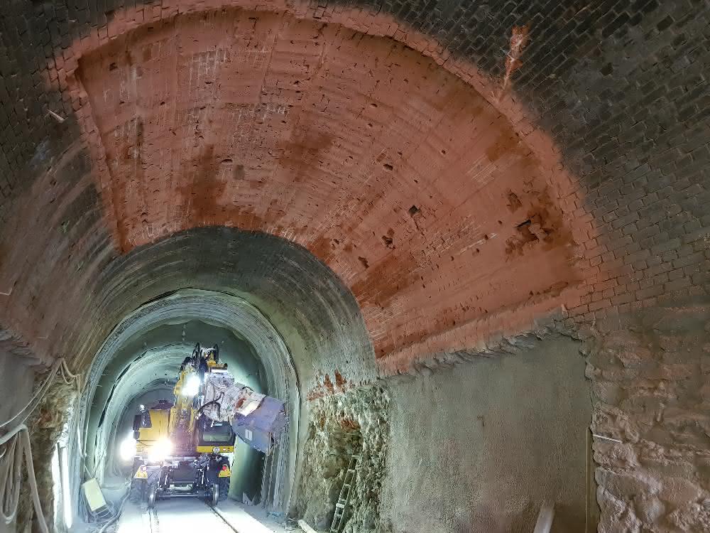 Flächenfräse von Kemroc im Einsatz bei Tunnelsanierung Flächenfräse von Kemroc im Einsatz bei Tunnelsanierung