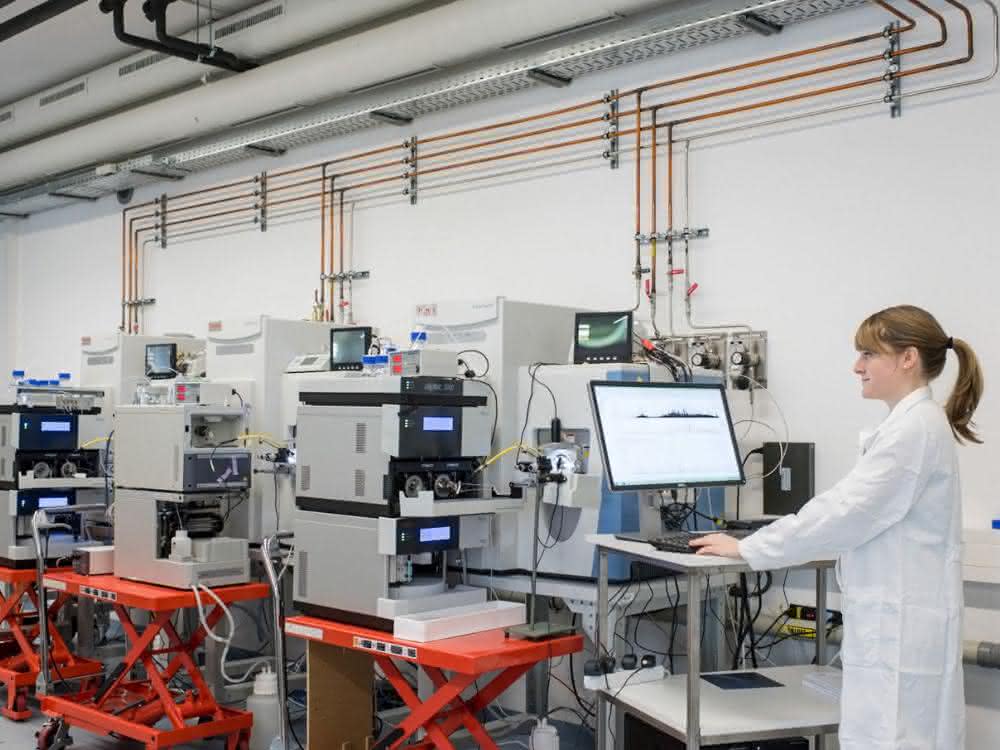 Doktorandin an einem Hochdurchsatz-Massenspektrometer der Professur für Proteomik und Bioanalytik.