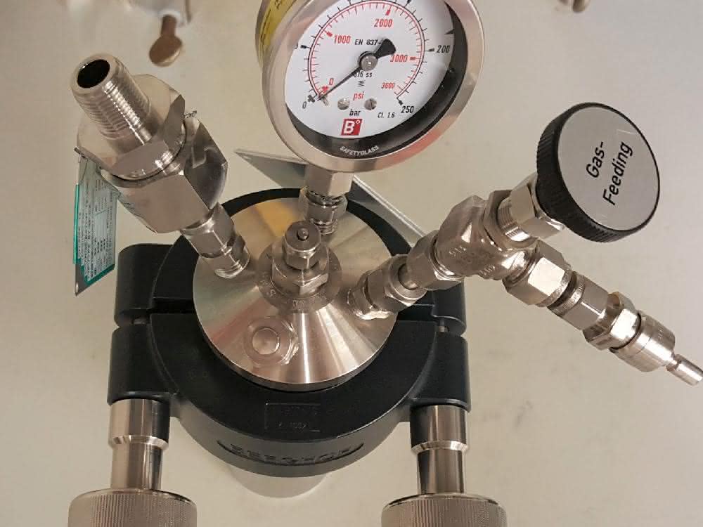 Druckgefäß (Autoklav) zur Durchführung der Hydrierung fluorierter Pyridine. Die Reaktionen werden bei einem Wasserstoffdruck von 50 bar durchgeführt.