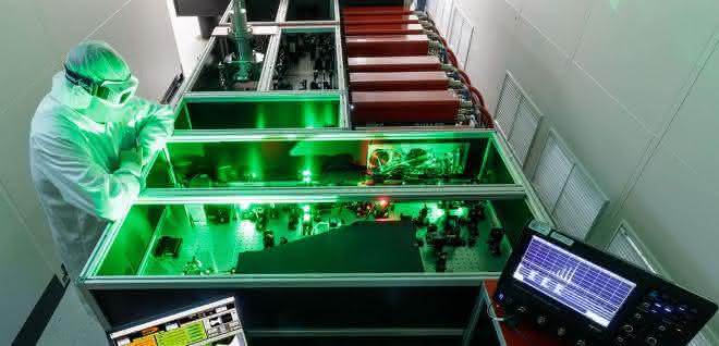 Im Laserlabor JuSPARC: Die Forscher hoffen auf wichtige Erkenntnisse für neue Materialien.