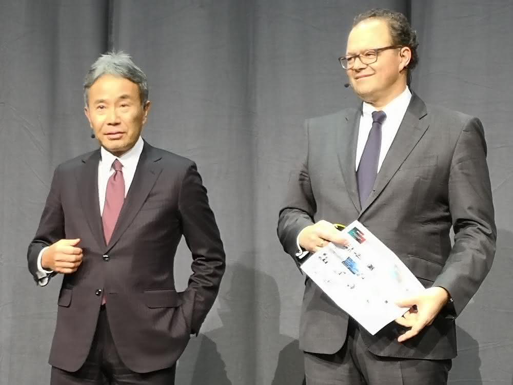 Dr.-Ing. Masahiko Mori, Aufsichtsratsvorsitzender, und Christian Thönes, Vorstandsvorsitzender, auf dem DMG Mori Open House 2019 in Pfronten. Dr.-Ing. Masahiko Mori, Aufsichtsratsvorsitzender, und Christian Thönes, Vorstandsvorsitzender, auf dem DMG Mori Open House 2019 in Pfronten.