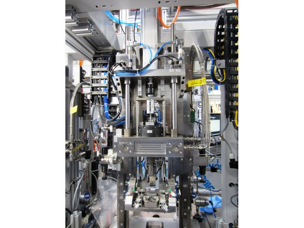 In a test system, the test head is held in place by clamping elements Test system