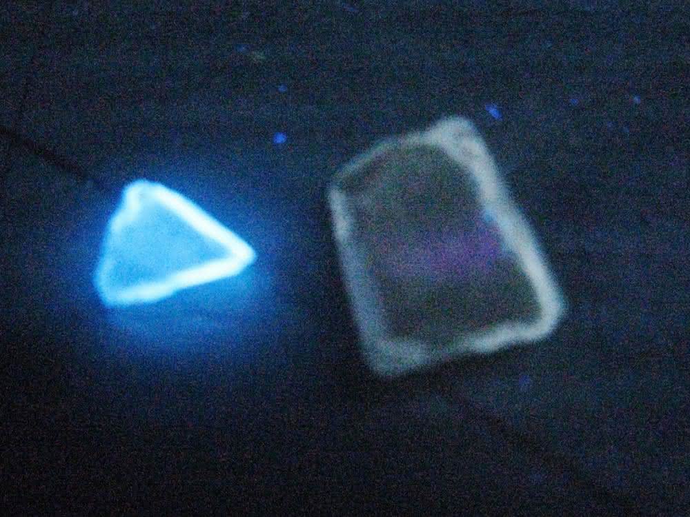 Bild 2: Gegenüberstellung Glassplitter und Referenzglas unter Speziallicht