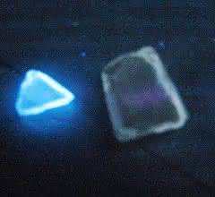 Bild 2: Gegenüberstellung Glassplitter und Referenzglas unter Speziallicht