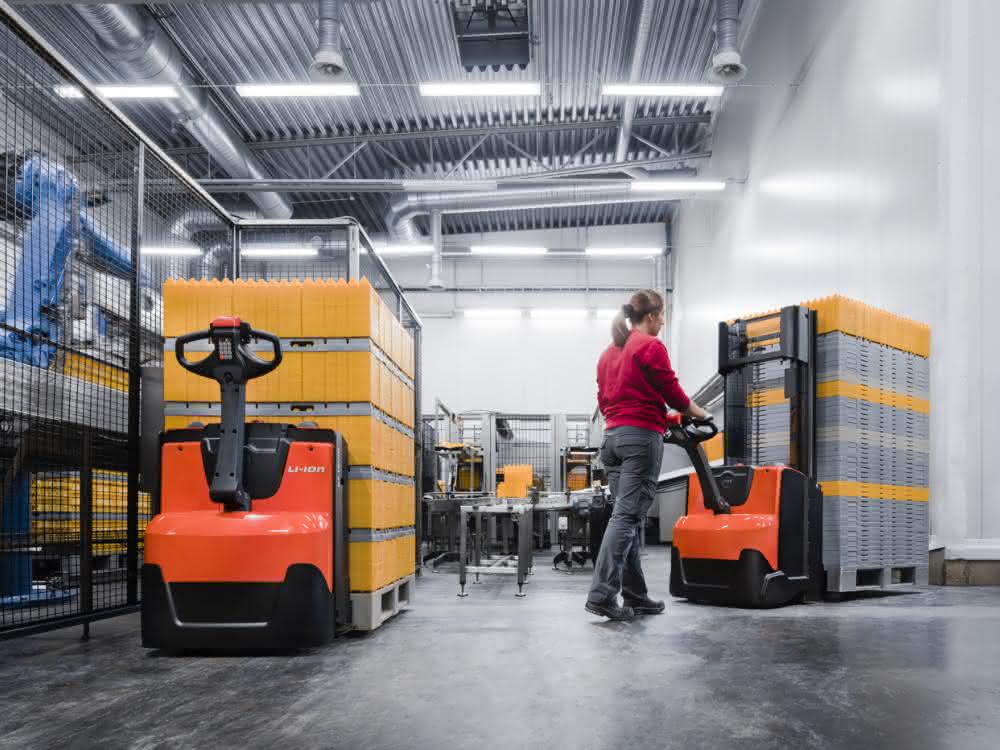 Product update: Toyota improves its electric pallet trucks and pedestrian stackers