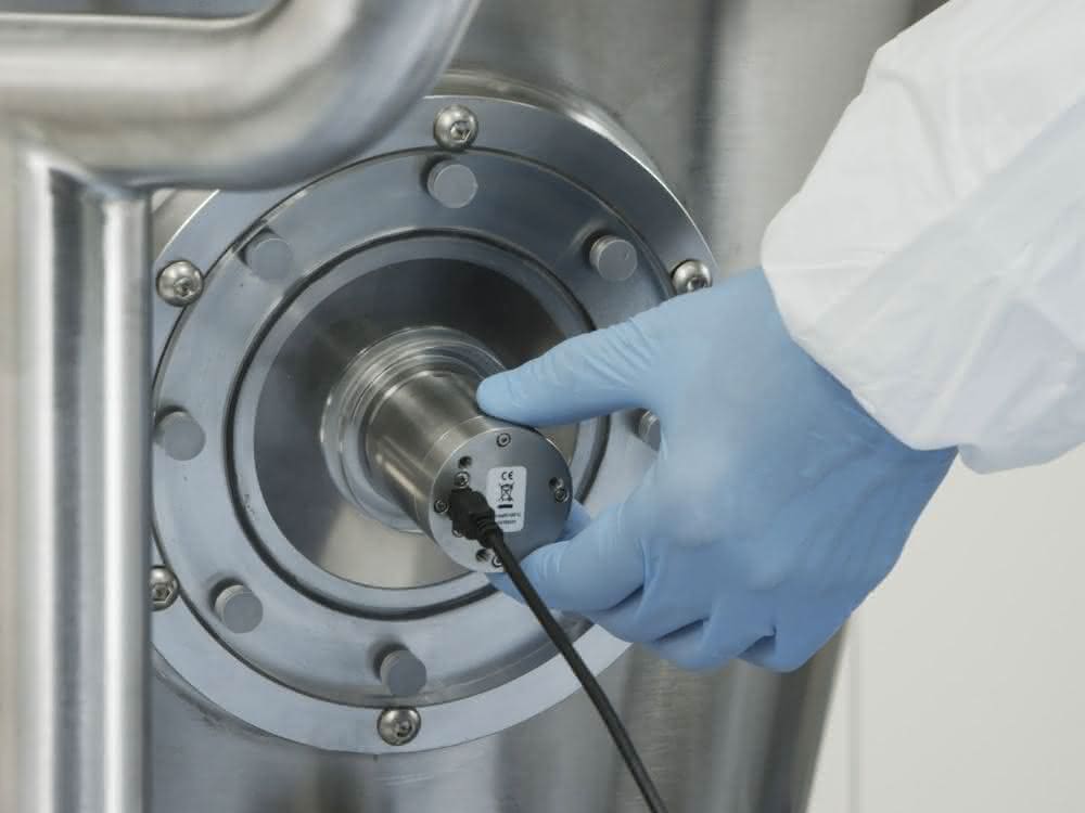 Bild 3: MicroNIR PAT-U für den kabelgebundenen Einbau in statische Prozesse. NIR mit robustem Metallgehäuse für den festen Einbau, auch erhältlich in ATEX-Variante oder zur Messung in Transmission. Temperatur je nach Geräteausführung bis zu 400°C und Druck bis zu 400 bar.