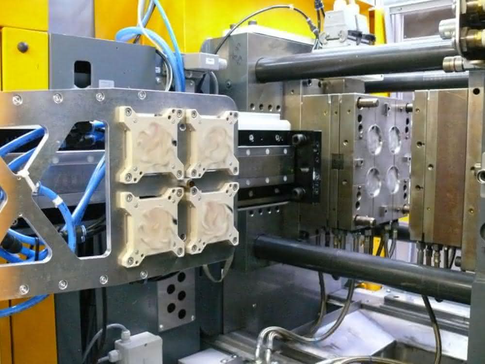 Highspeed-Entnahmehandling mit dem speziellen Multigreifwerkzeug Highspeed-Entnahmehandling mit dem speziellen Multigreifwerkzeug
