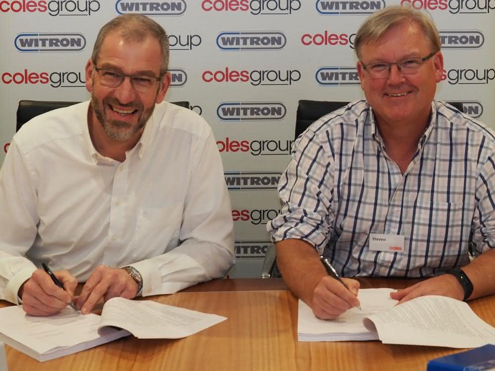 Coles-CEO Steven Cain (rechts) und WITRON-Geschäftsführer Helmut Prieschenk unterzeichneten die Verträge.