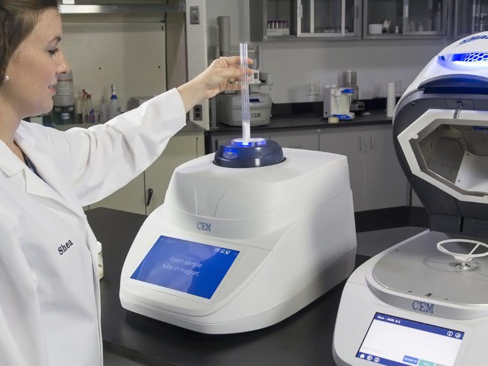 Bild 2: Nach erfolgter Trocknung wird die Probe in das Oracle Modul NMR überführt.