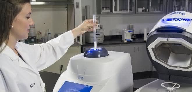 Bild 2: Nach erfolgter Trocknung wird die Probe in das Oracle Modul NMR überführt.