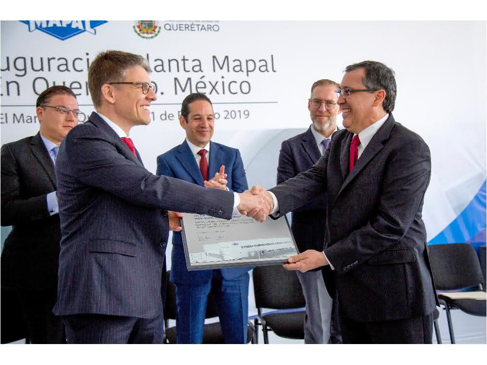 Dr. Jochen Kress übergibt eine Gedenktafel zur Werkseröffnung im mexikanischen Querétaro an Lazaro Garza Sr. Werkseröffnung