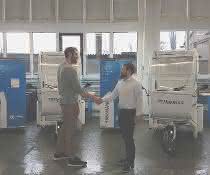 Handshake: Michael Peuker (links) und Wolf Schleevoigt. Handshake: Michael Peuker (links) und Wolf Schleevoigt.