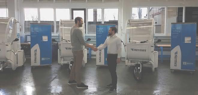 Handshake: Michael Peuker (left) and Wolf Schleevoigt.