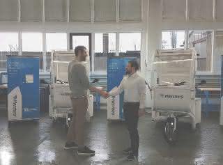 Handshake: Michael Peuker (left) and Wolf Schleevoigt.