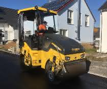 Leichte Tandemwalze von Bomag jetzt mit Wetterschutzkabine