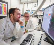Dennis Eickelbeck (links) und Stefan Herlitze bringen Zellen zum Leuchten – mit der sogenannten Optogenetik.